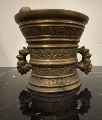 Bronzen Vijzel met Stamper - "OMNIA VINCIT AMOR" beschikbaar voor biedingen