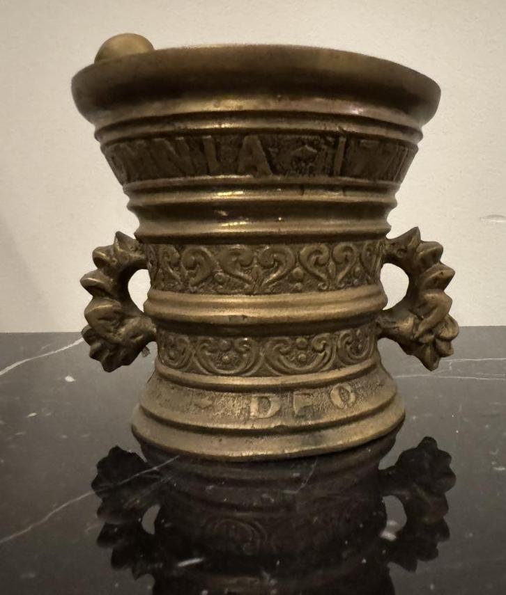 Bronzen Vijzel met Stamper - "OMNIA VINCIT AMOR", Antiek en Kunst, Antiek | Koper en Brons, Brons, Ophalen