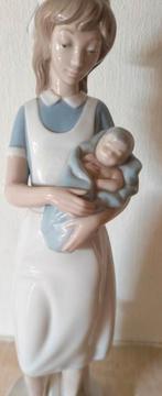 Prachtig beeld van NOA Spanje, zuster met baby ongeveer 34 c, Antiek en Kunst, Ophalen of Verzenden