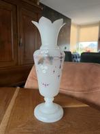 Victoriaanse satijnglas vaas handgeschilderd, Gebruikt, Wit, Ophalen of Verzenden, Glas