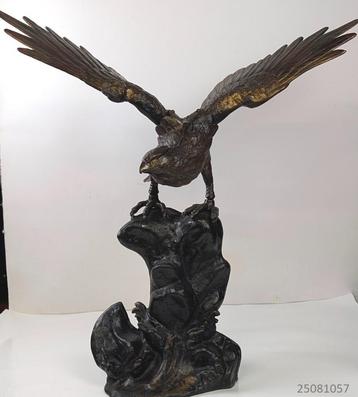 Groot beeld Adelaar beschikbaar voor biedingen