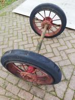 Antieke as met 2 wielen vol ijzer 111 cm lang volle banden, Ophalen