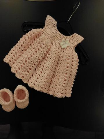gehaakt babyjurkje beschikbaar voor biedingen