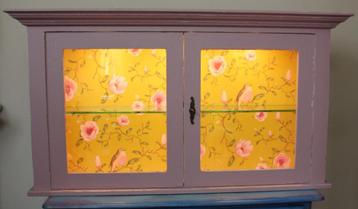 Een roze brocante hang kast met verlichting, roodborstje beschikbaar voor biedingen