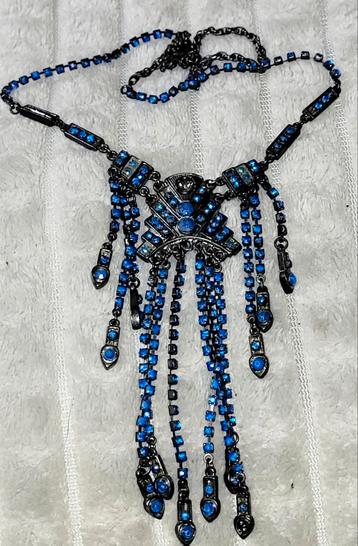 Leuke donkere ketting met blauwkleurige strass  beschikbaar voor biedingen