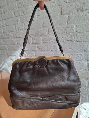 Zeer oude leren handtas. Bruin. Beugel.
Vintage. 32x26 cm. beschikbaar voor biedingen