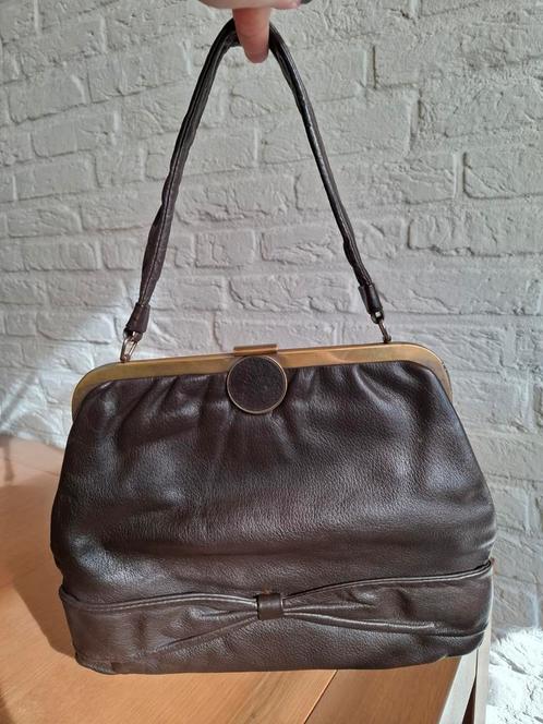 Zeer oude leren handtas. Bruin. Beugel.
Vintage. 32x26 cm., Antiek en Kunst, Antiek | Kleding en Accessoires, Ophalen of Verzenden