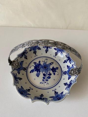Bonbon schaaltje Delft met verzilverd hengsel beschikbaar voor biedingen