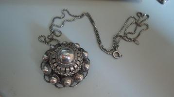 zilver ketting met grote zilver Zeeuwse hanger  beschikbaar voor biedingen