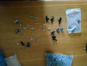 warhammer 40k oude metalen figuurtjes en een zak met bits beschikbaar voor biedingen