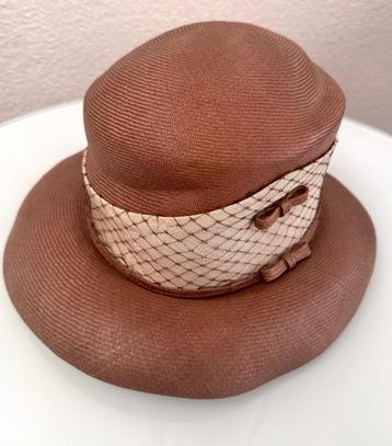 Vintage donkerbruine hoed met beige rand  beschikbaar voor biedingen