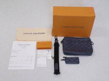 Louis Vuitton Duo Messenger Blue beschikbaar voor biedingen