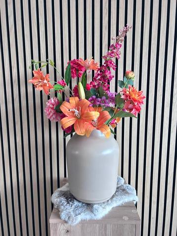 Beige vaas met kunstbloemen beschikbaar voor biedingen