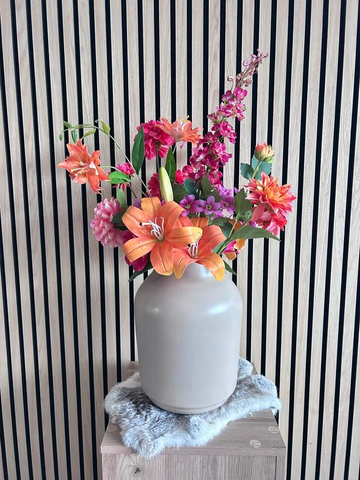 Beige vaas met kunstbloemen, Huis en Inrichting, Woonaccessoires | Kunstplanten en Kunstbloemen, Nieuw, Binnen, Ophalen