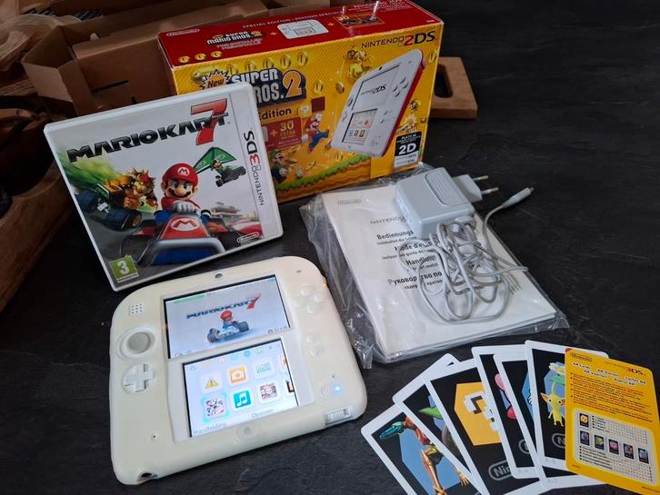 ** Perfecte Nintendo 2DS met hoes en doos, Spelcomputers en Games, Games | Nintendo 2DS en 3DS, Zo goed als nieuw, 3 spelers of meer