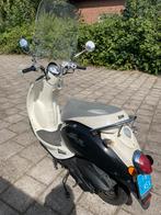 Scooter. Kleur zwart met crème. Met afdekhoes, Fietsen en Brommers, Scooters | SYM, Gebruikt, Benzine, 50 cc, Maximaal 25 km/u