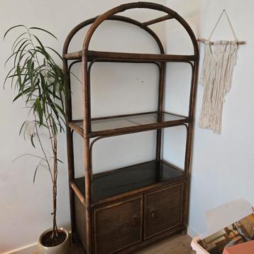 Vintage Bamboe Kast Glazen Planken rotan bohemian boogkast beschikbaar voor biedingen