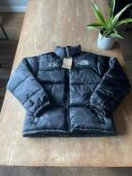 The North Face X Kaws puffer jas (maat M), Kleding | Heren, Jassen | Winter, Zwart, Nieuw, The North Face, Verzenden