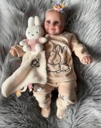 Vrolijke baby reborn meisje, Verzamelen, Poppen, Verzenden, Zo goed als nieuw, Pop, Levensecht of Reborn