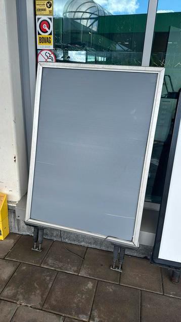 Stevige stoepborden met waterbasis A0 beschikbaar voor biedingen