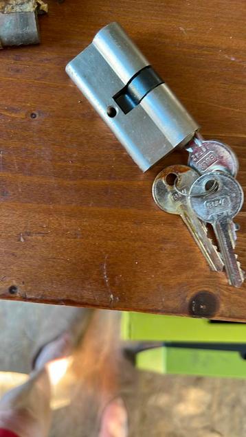 Buva cylinderslot 6cm. 3sleutels 10€ beschikbaar voor biedingen