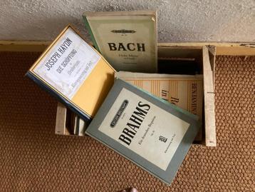 Kistje vol bladmuziek (klassiek) voor koren – diverse talen beschikbaar voor biedingen