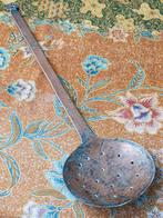 Mooi antieke Oosterse schuimspaan van brons 44,4 cm.