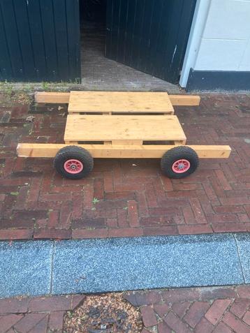Kleine handige boottrailer van hout beschikbaar voor biedingen