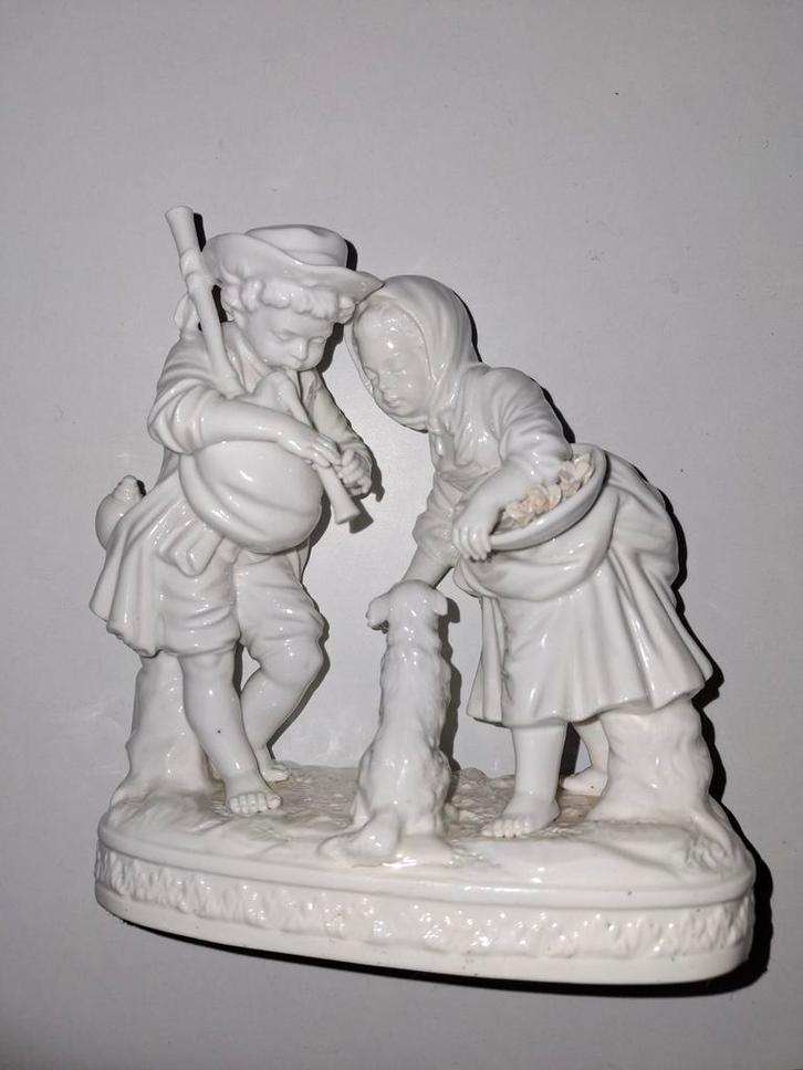 Antiek Porseleinen Beeldje: Jongen, Meisje en Hond, Antiek en Kunst, Kunst | Beelden en Houtsnijwerken, Ophalen of Verzenden