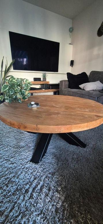 Teakhouten Salontafel met Industrieel Onderstel beschikbaar voor biedingen