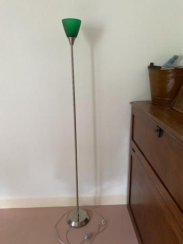 Staande lamp met groen gematteerde glazen kap  beschikbaar voor biedingen