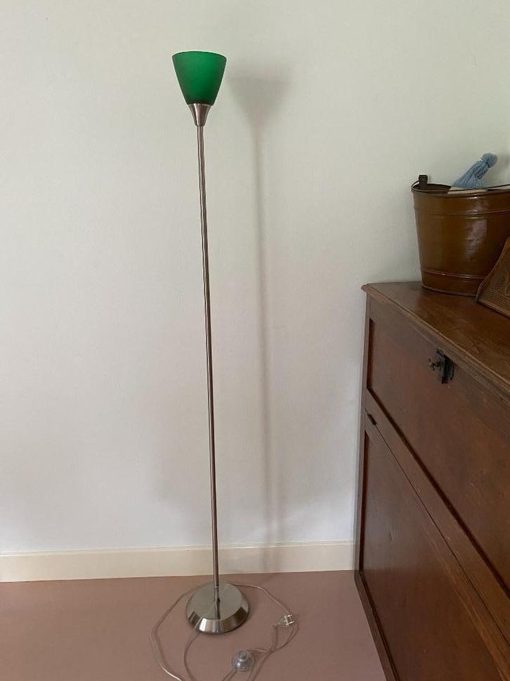 Staande lamp met groen gematteerde glazen kap, Huis en Inrichting, Lampen | Vloerlampen, Zo goed als nieuw, 150 tot 200 cm, Glas