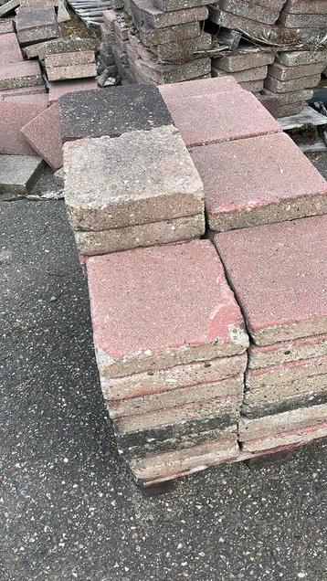 Dikke rode tegels 30x30x8 cm beschikbaar voor biedingen