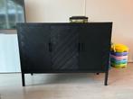 Hele leuke zwarte kast met visgraat motief!, Huis en Inrichting, Kasten | Dressoirs, Ophalen, Met deur(en), 100 tot 150 cm, Zo goed als nieuw