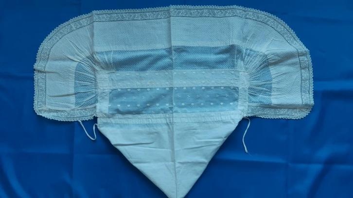 Daagse halve rouwmuts van Zuid-Beveland, Antiek en Kunst, Antiek | Kleding en Accessoires, Dames, Verzenden
