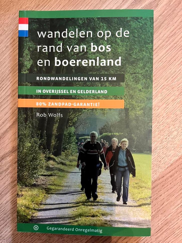 Rob Wolfs - Wandelen op de rand van bos en boerenland, Boeken, Reisgidsen, Zo goed als nieuw, Fiets- of Wandelgids, Europa, Capitool