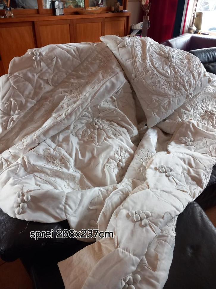 Uniek vintage handmade Franse deken/sprei met 2 sierkussens, Antiek en Kunst, Antiek | Kleden en Textiel, Verzenden