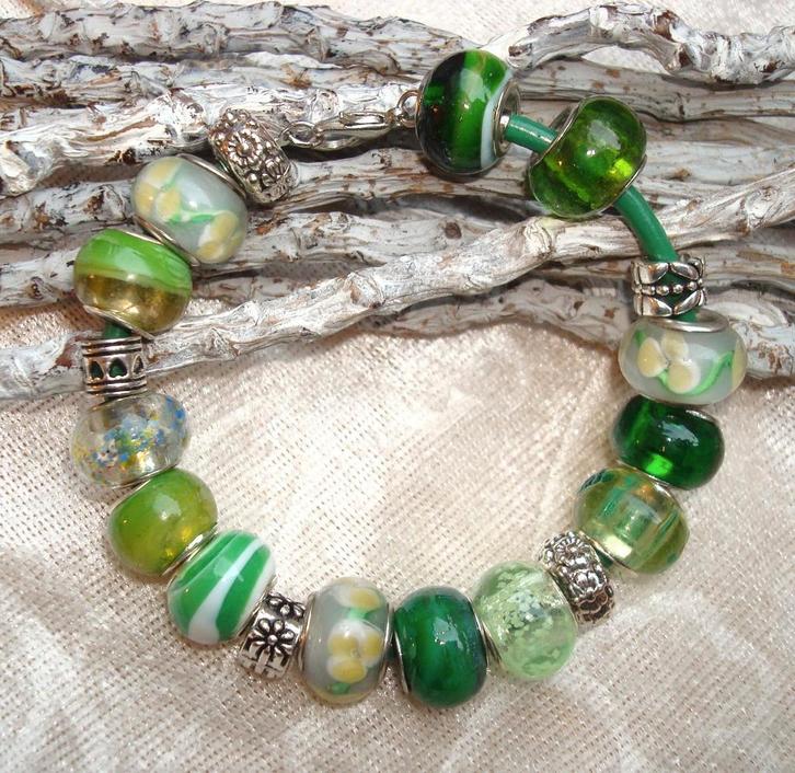 Leren armband met 18 bedels - maat naar wens, Sieraden, Tassen en Uiterlijk, Armbanden, Nieuw, Leer, Groen, Met bedels of kralen