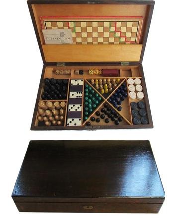 Bordspellen set in houten doos.  beschikbaar voor biedingen