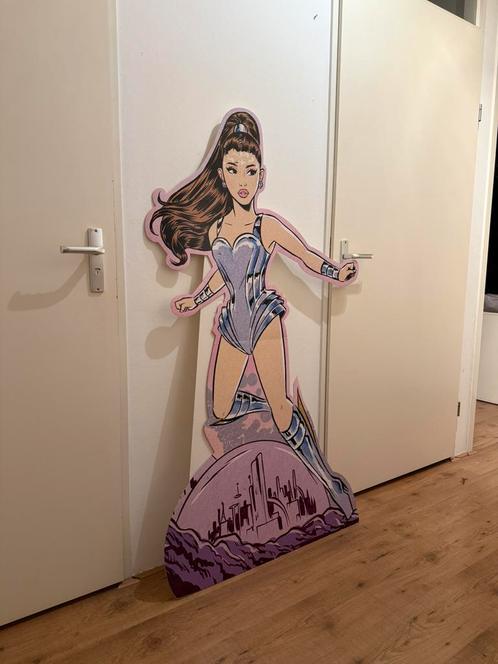 Levensgroot Ariana Grande reclamefiguur / cut-out, Verzamelen, Muziek, Artiesten en Beroemdheden, Zo goed als nieuw, Overige typen