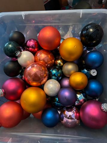 Hele doos vol met mooie gekleurde kerstballen beschikbaar voor biedingen