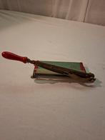 Antieke snijmachine met rood handvat, Ophalen of Verzenden