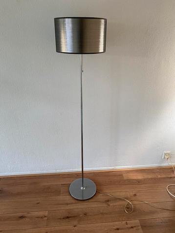 Staande lamp beschikbaar voor biedingen