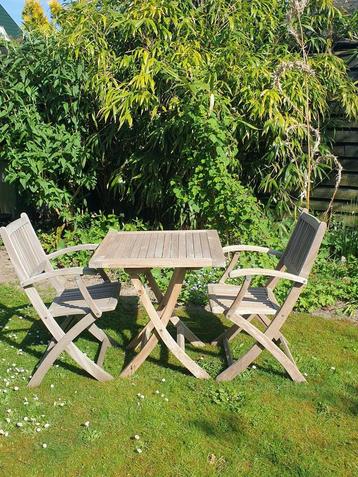 70 x 70 inklapbare teaktafel met twee inklapbare stoelen beschikbaar voor biedingen