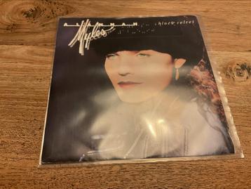 Alannah Myles, Black velvet beschikbaar voor biedingen