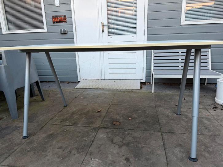 Bureau van IKEA van het merk Galant., Huis en Inrichting, Bureaus, Zo goed als nieuw, Ophalen