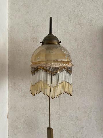Antieke Wandlamp met Glazen Kap en Kralen beschikbaar voor biedingen