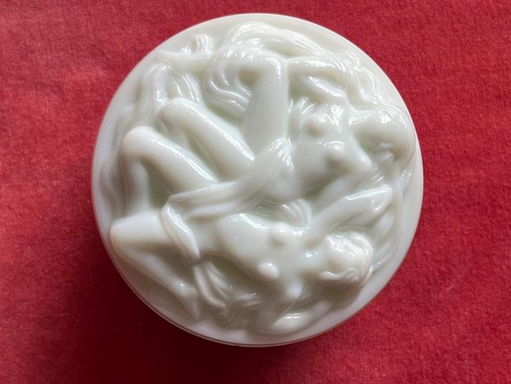 Antieke persglazen dekseldoos met nimfen, circa 1920., Antiek en Kunst, Antiek | Glas en Kristal, Ophalen of Verzenden