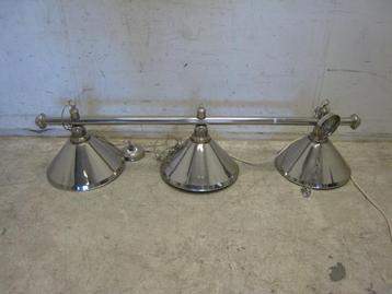 Grote metalen hanglamp, met drie lichtpunten en kapjes beschikbaar voor biedingen