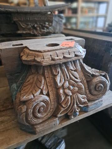Oude Houten Poeren met Houtsnijwerk beschikbaar voor biedingen